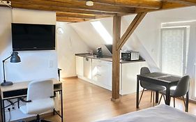 1 Zimmer Wohnung DG mit Klimaanlage und kleinen Balkon